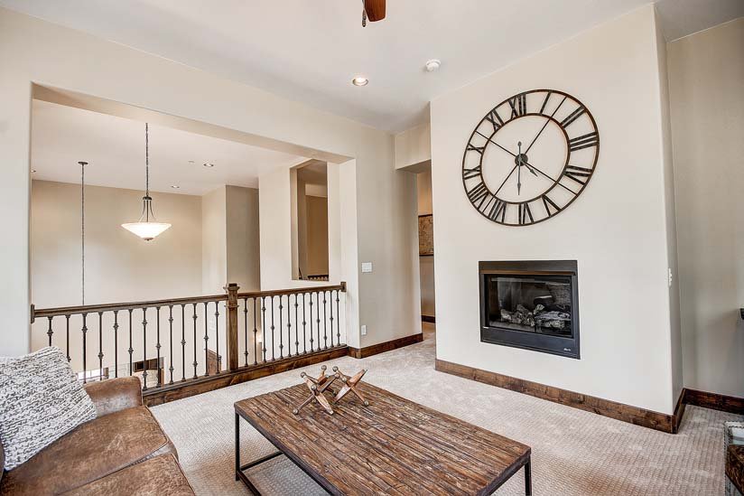 21_Upstairs-Living-Area3